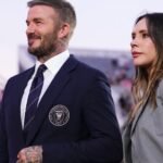 صورة لديفيد بيكهام يرتدي سارونغ أزرق مع فيكتوريا بيكهام في كأس العالم 1998، إطلالة أثارت جدلاً واسعًا.