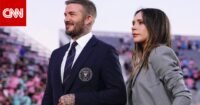 صورة لديفيد بيكهام يرتدي سارونغ أزرق مع فيكتوريا بيكهام في كأس العالم 1998، إطلالة أثارت جدلاً واسعًا.