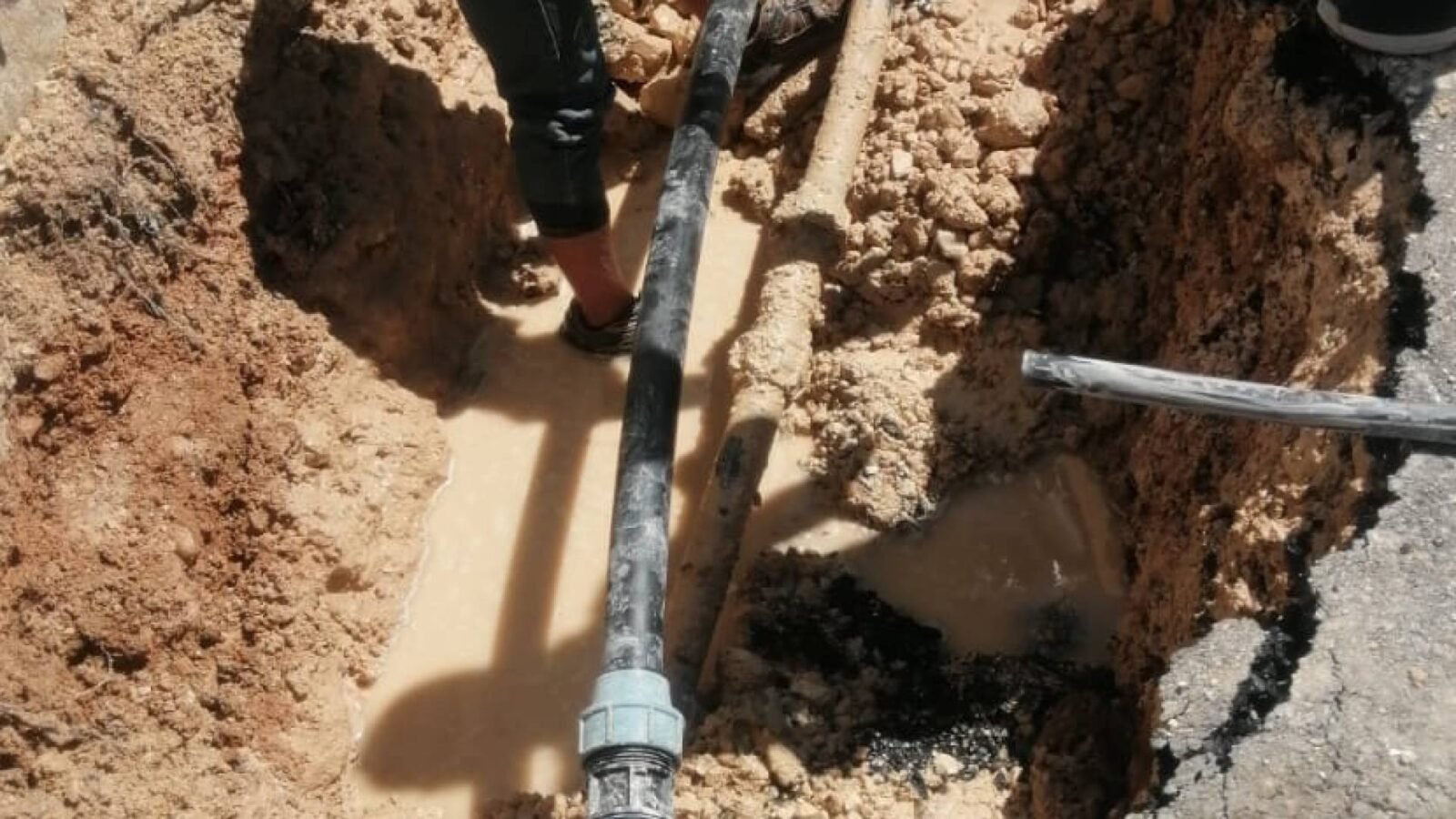 صورة توضيحية لخطوط أنابيب مياه أو عملية ضبط لسرقة مياه