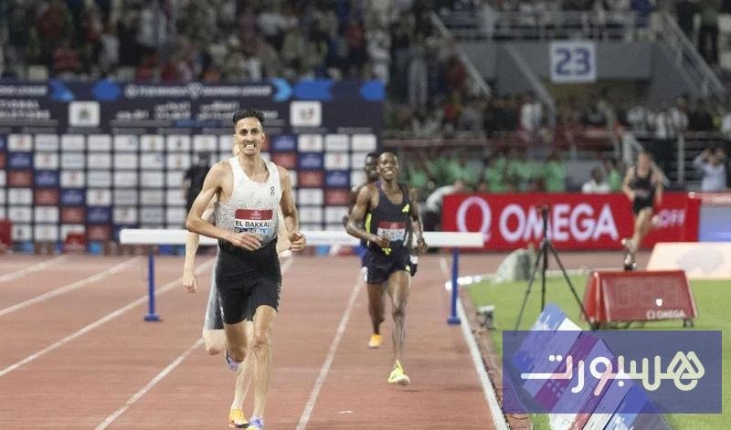 سفيان البقالي: إنجاز الرباط يدفعني نحو تحطيم الرقم القياسي العالمي في 3000 متر موانع 3 العداء المغربي سفيان البقالي يحتفل بفوزه في سباق 3000 متر موانع بملتقى محمد السادس بالرباط.