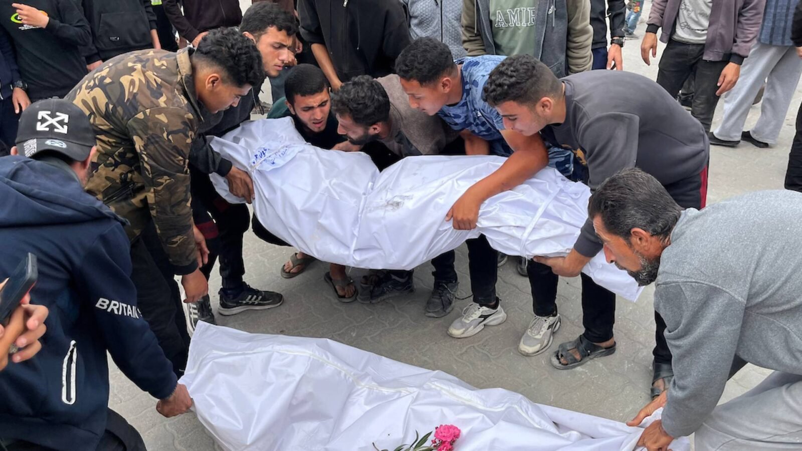 غزة: 4 شهداء و20 جريحاً في حصيلة دامية خلال 24 ساعة 3 مواطنون فلسطينيون يشاركون في تشييع جثامين شهداء في قطاع غزة.