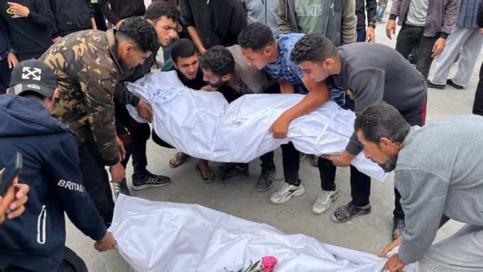 مواطنون فلسطينيون يشاركون في تشييع جثامين شهداء في قطاع غزة.