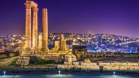 صورة توضيحية لطقس صيفي معتدل في الأردن، سماء صافية وشمس مشرقة فوق المناظر الطبيعية الأردنية.