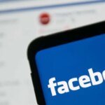 صورة شعار فيسبوك مع إشارة إلى عطل تقني أو توقف الخدمة