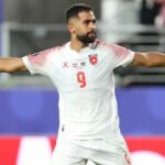 علي علوان لاعب المنتخب الأردني يحتفل بتسجيل هدف في مباراة كأس العالم 2026