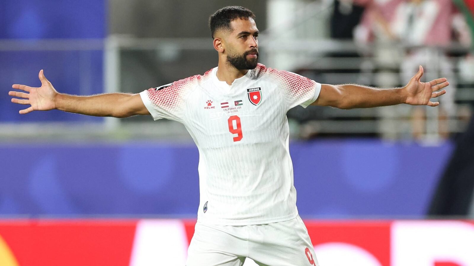 علي علوان لاعب المنتخب الأردني يحتفل بتسجيل هدف في مباراة كأس العالم 2026