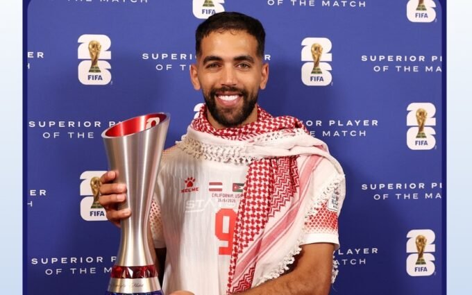 صورة للاعب علي علوان من المنتخب الأردني وهو يحتفل بهدفه التاريخي في مرمى النمسا خلال مباراة كأس العالم 2026.