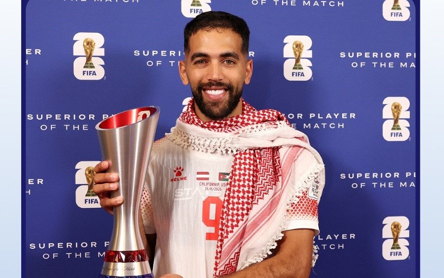 صورة للاعب علي علوان من المنتخب الأردني وهو يحتفل بهدفه التاريخي في مرمى النمسا خلال مباراة كأس العالم 2026.