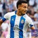 صورة للاعب كرة القدم عمر الهلالي بقميص فريقه، مع إشارة إلى اهتمام نادي كومو الإيطالي بضمه.