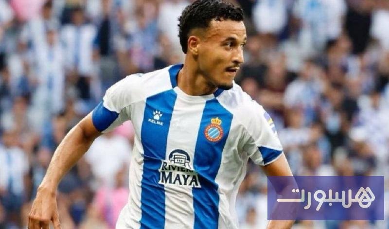 صورة للاعب كرة القدم عمر الهلالي بقميص فريقه، مع إشارة إلى اهتمام نادي كومو الإيطالي بضمه.