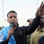 عمر عرتن: من حرمانه من المونديال إلى قيادة كأس السوبر الأوروبي 6 صورة للحكم الصومالي عمر عبد القادر عرتن وهو يدير مباراة كرة قدم، مع شعاري باريس سان جيرمان وأستون فيلا في الخلفية.