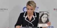 ماريا زاخاروفا، المتحدثة باسم الخارجية الروسية، تذرف الدموع أثناء عرض صور ضحايا قصف ستاروبيلسك.
