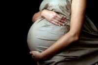 صورة توضيحية لملف قضائي أو مدرسة، تعكس قضية حمل تلميذة قاصر بإقليم وزان.