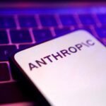 شعار Anthropic في رسم توضيحي يرمز إلى نماذج الذكاء الاصطناعي المتأثرة بالقيود الأمريكية.