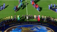 صورة توضيحية لجدول مباريات كأس العالم 2026 مع شعار البطولة والملاعب المضيفة.