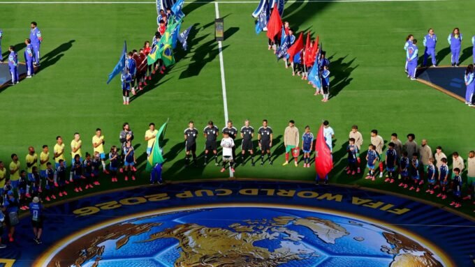 صورة توضيحية لجدول مباريات كأس العالم 2026 مع شعار البطولة والملاعب المضيفة.