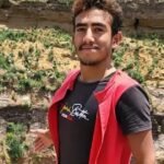 صورة تعبيرية لشاب يتسلق صخرة أو فوهة بركان، ترمز لمأساة القعقاع بن عنتر في اليمن.