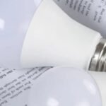 صورة لمصابيح LED تضيء مساحة داخلية، مع التركيز على تأثير الضوء على العين البشرية.