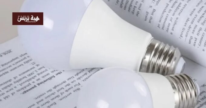 دراسة حديثة تثير تساؤلات حول تأثير مصابيح LED على صحة البصر 27 صورة لمصابيح LED تضيء مساحة داخلية، مع التركيز على تأثير الضوء على العين البشرية.