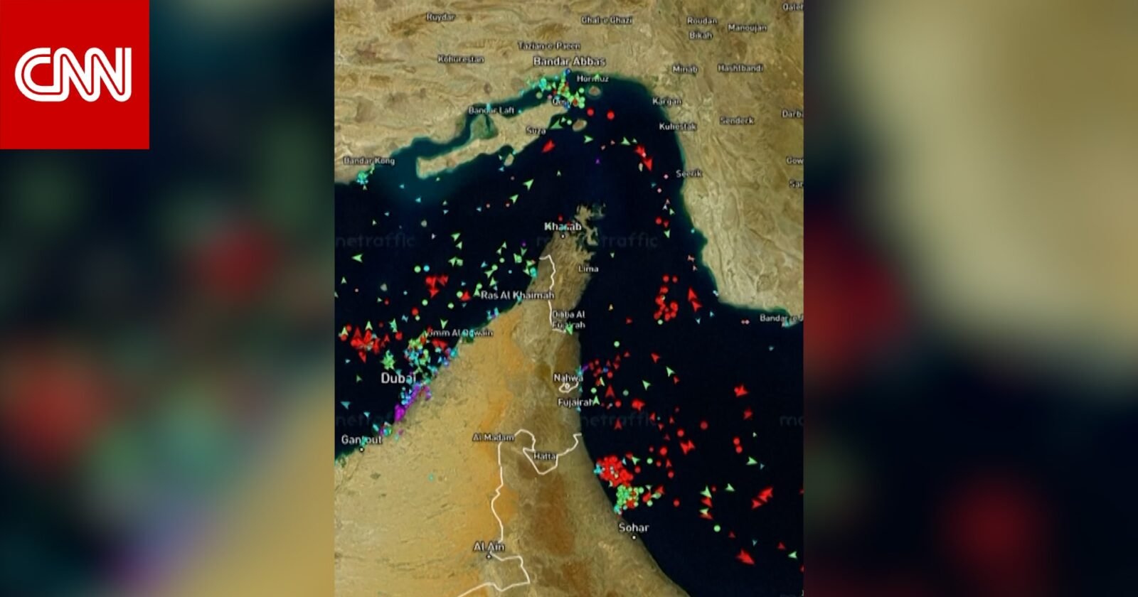 مضيق هرمز: عودة الملاحة بعد اتفاق أمريكي إيراني وتساؤلات حول المستقبل 3 صورة لمضيق هرمز مع سفن تجارية تعبره، ترمز لعودة الملاحة بعد الاتفاق.