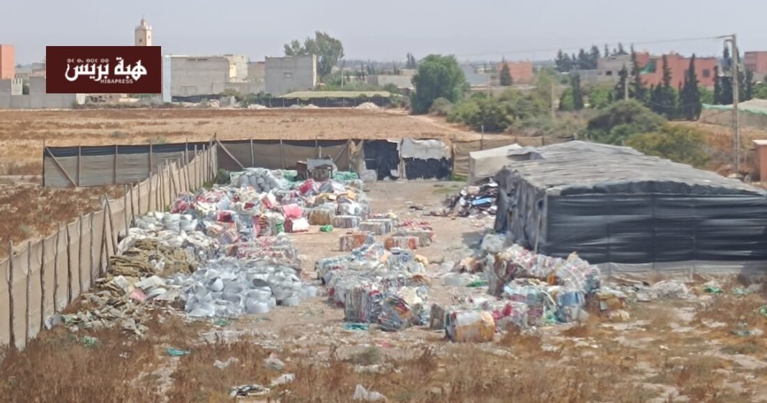 صورة تظهر احتجاجات سكان دوار بني طيلب ضد معمل تدوير النفايات أو منظر للمعمل نفسه يوضح التلوث