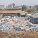 صورة تظهر احتجاجات سكان دوار بني طيلب ضد معمل تدوير النفايات أو منظر للمعمل نفسه يوضح التلوث