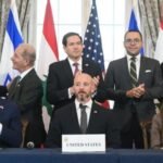 صورة تظهر وفدي لبنان وإسرائيل خلال توقيع الاتفاق الإطاري في واشنطن، مع مسؤولين أمريكيين.