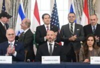 صورة تظهر وفدي لبنان وإسرائيل خلال توقيع الاتفاق الإطاري في واشنطن، مع مسؤولين أمريكيين.