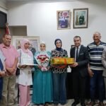 صورة تكريم الطالبة مليكة العسولي من طرف المدير الإقليمي للتعليم بسطات