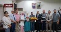 صورة تكريم الطالبة مليكة العسولي من طرف المدير الإقليمي للتعليم بسطات