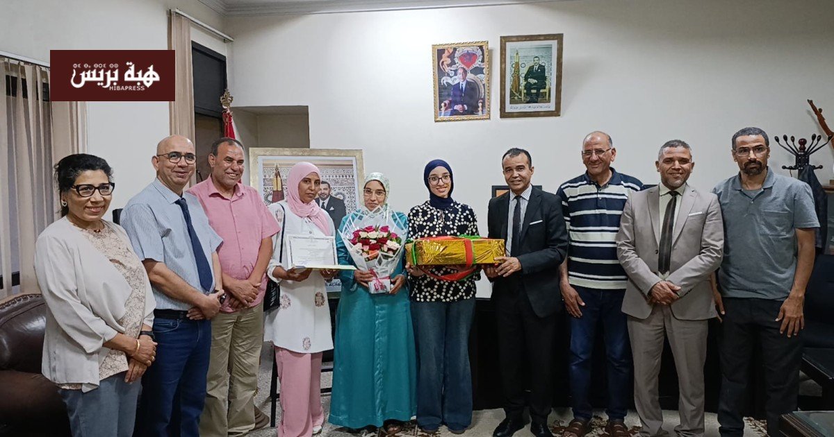 صورة تكريم الطالبة مليكة العسولي من طرف المدير الإقليمي للتعليم بسطات