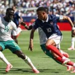 صورة للاعبين الفرنسيين يحتفلون بهدف في مباراة ضد السنغال بكأس العالم 2026