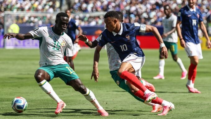 الديوك الفرنسية تحلق عالياً: فوز مستحق على السنغال 3-1 في افتتاح مشوار مونديال 2026 7 صورة للاعبين الفرنسيين يحتفلون بهدف في مباراة ضد السنغال بكأس العالم 2026