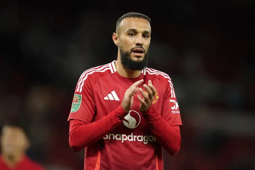 صورة لنصير مزراوي بقميص المنتخب المغربي، مع شعار كأس العالم 2026 في الخلفية.