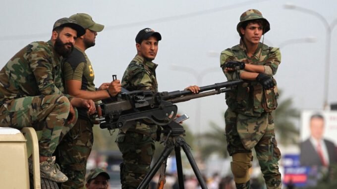 صورة تظهر عناصر من فصائل مسلحة عراقية، ربما خلال تدريب أو استعراض، مع إشارة إلى نفوذ إيران في العراق.