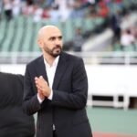 صورة لوليد الركراكي خلال إحدى المباريات أو المؤتمرات الصحفية.