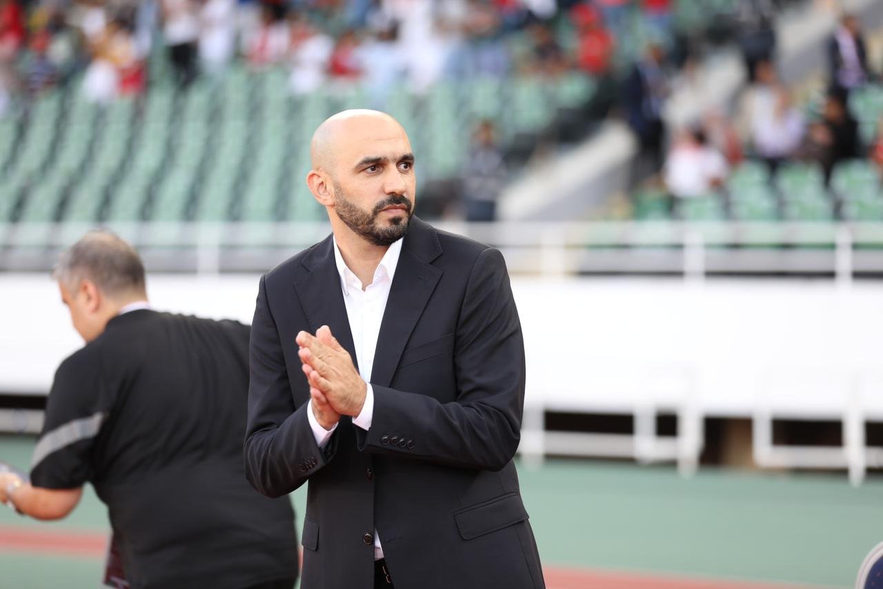 وليد الركراكي ضمن قائمة المرشحين لتدريب فينورد الهولندي الموسم المقبل 3 صورة لوليد الركراكي خلال إحدى المباريات أو المؤتمرات الصحفية.