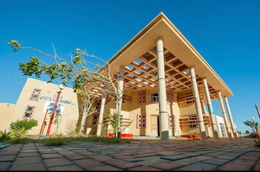 Des élèves de l'école française Odette du Puigaudeau à Dakhla passant leurs premières épreuves du baccalauréat.