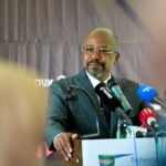 Alain-Claude Bilie-By-Nze, figure de l'opposition gabonaise, s'exprimant lors d'une conférence de presse à Libreville.