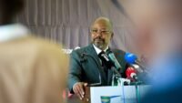 Alain-Claude Bilie-By-Nze, figure de l'opposition gabonaise, s'exprimant lors d'une conférence de presse à Libreville.