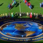 Joueurs du Brésil et du Maroc s'affrontant sur un terrain de football lors d'un match intense.