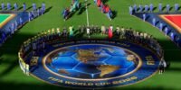 Joueurs du Brésil et du Maroc s'affrontant sur un terrain de football lors d'un match intense.
