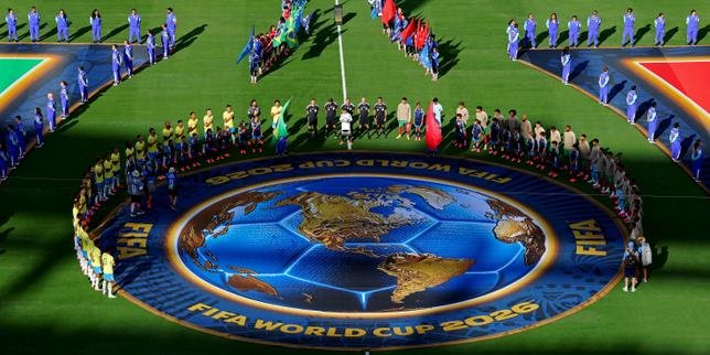 Joueurs du Brésil et du Maroc s'affrontant sur un terrain de football lors d'un match intense.