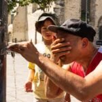 EN DIRECT, canicule : quarante personnes sont mortes par noyade depuis le 18 juin ; la nuit de lundi à mardi a été la plus chaude jamais enregistrée 6 Une plage bondée sous un soleil intense, avec des baigneurs cherchant le rafraîchissement dans l'eau, illustrant les dangers de la canicule et des noyades.