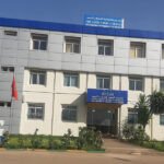 Vue extérieure d'un bâtiment universitaire moderne, symbolisant l'ENCG Meknès, avec des étudiants en arrière-plan flou, illustrant l'incertitude de son emplacement.