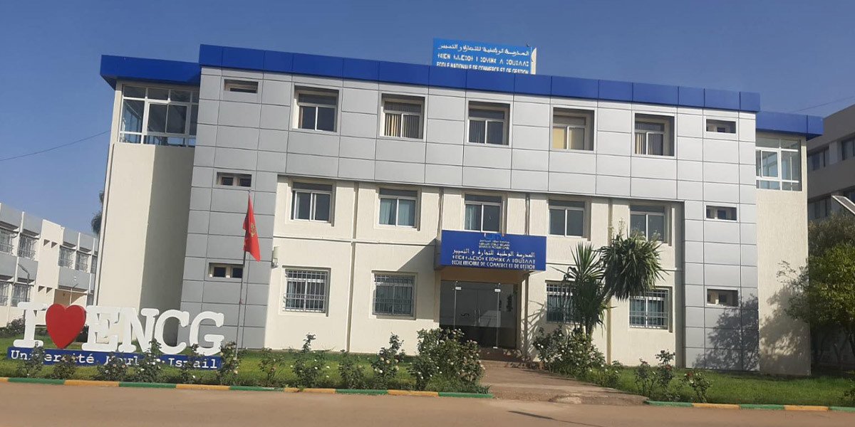 Vue extérieure d'un bâtiment universitaire moderne, symbolisant l'ENCG Meknès, avec des étudiants en arrière-plan flou, illustrant l'incertitude de son emplacement.