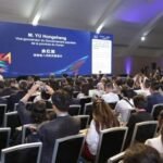 Vue générale de la 5ème Exposition économique et commerciale sino-africaine à Casablanca, avec des participants et stands d'entreprises marocaines et chinoises.