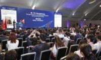 Vue générale de la 5ème Exposition économique et commerciale sino-africaine à Casablanca, avec des participants et stands d'entreprises marocaines et chinoises.