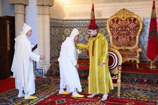 Sa Majesté le Roi Mohammed VI préside la cérémonie de prestation de serment des nouveaux membres de la Cour Constitutionnelle au Palais Royal de Rabat, un événement marquant le renouvellement d'un tiers de l'institution.