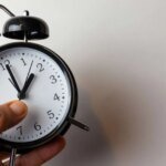 Horloge affichant l'heure légale GMT+1 au Maroc, symbolisant la décision gouvernementale de maintenir ce fuseau horaire malgré les critiques des consommateurs.